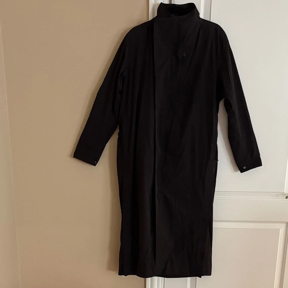 Lululemon Lab Moraine Coat in Maroon Brown. Size L - Picture 4 of 16